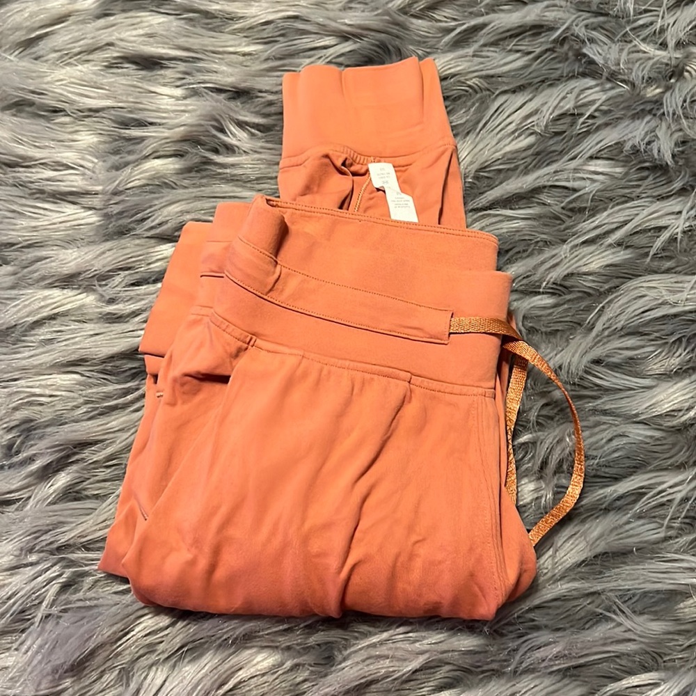 Lululemon aligned joggers Color: Desert sun. Size 6